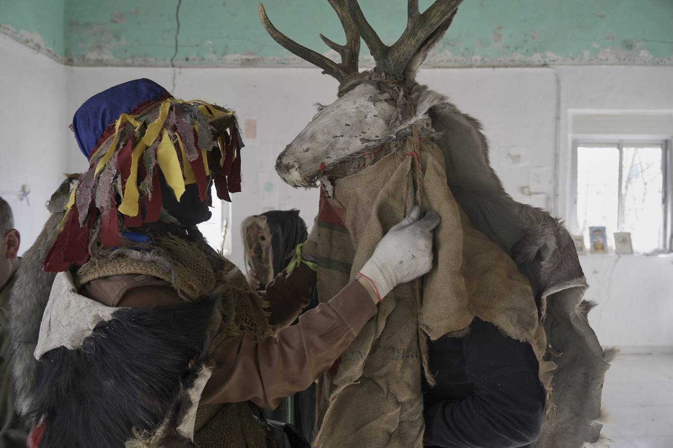 Los protagonistas, una veintena, portaron las tradicionales máscaras hechas con cráneos de animales, así como otros ropajes y elementos de la naturaleza.