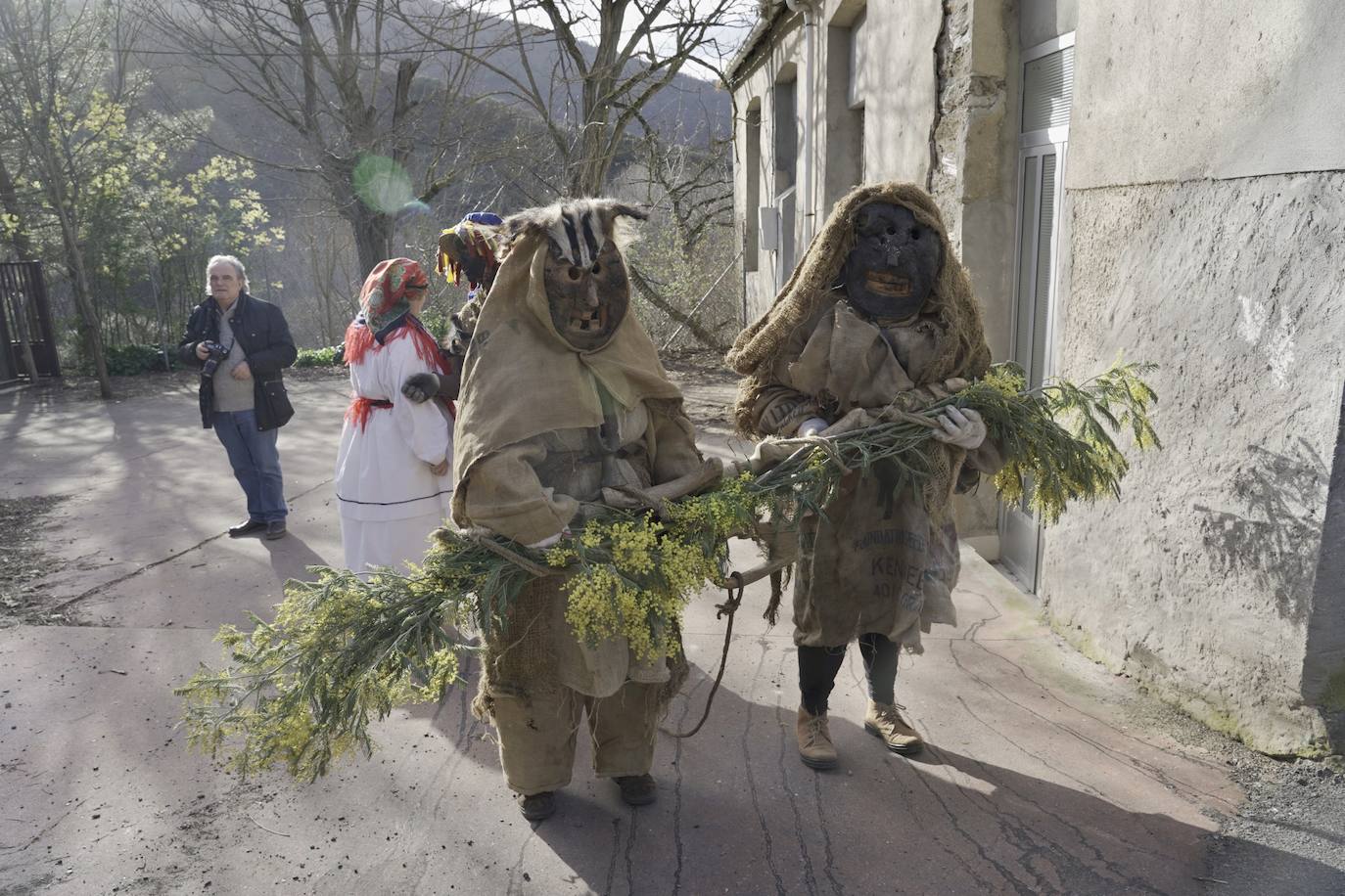 Los protagonistas, una veintena, portaron las tradicionales máscaras hechas con cráneos de animales, así como otros ropajes y elementos de la naturaleza.