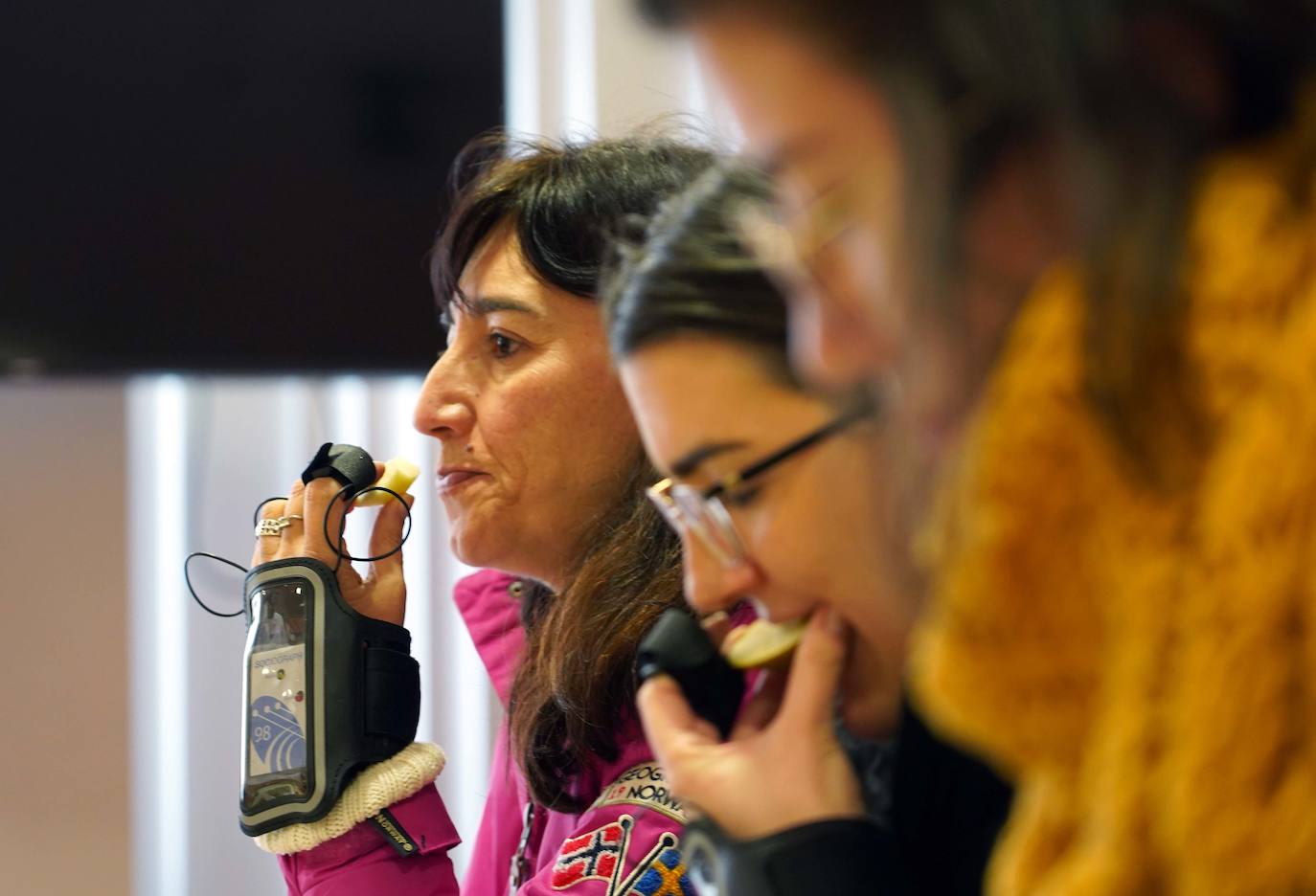 Cata del proyecto de investigación 'Bierzo Sensomarkt' del Itacyl con la colaboración de Alimentos de Calidad de El Bierzo y la empresa palentina Sociograph, que aplica la innovación tecnológica a la pera Conferencia y la manzana Reineta.