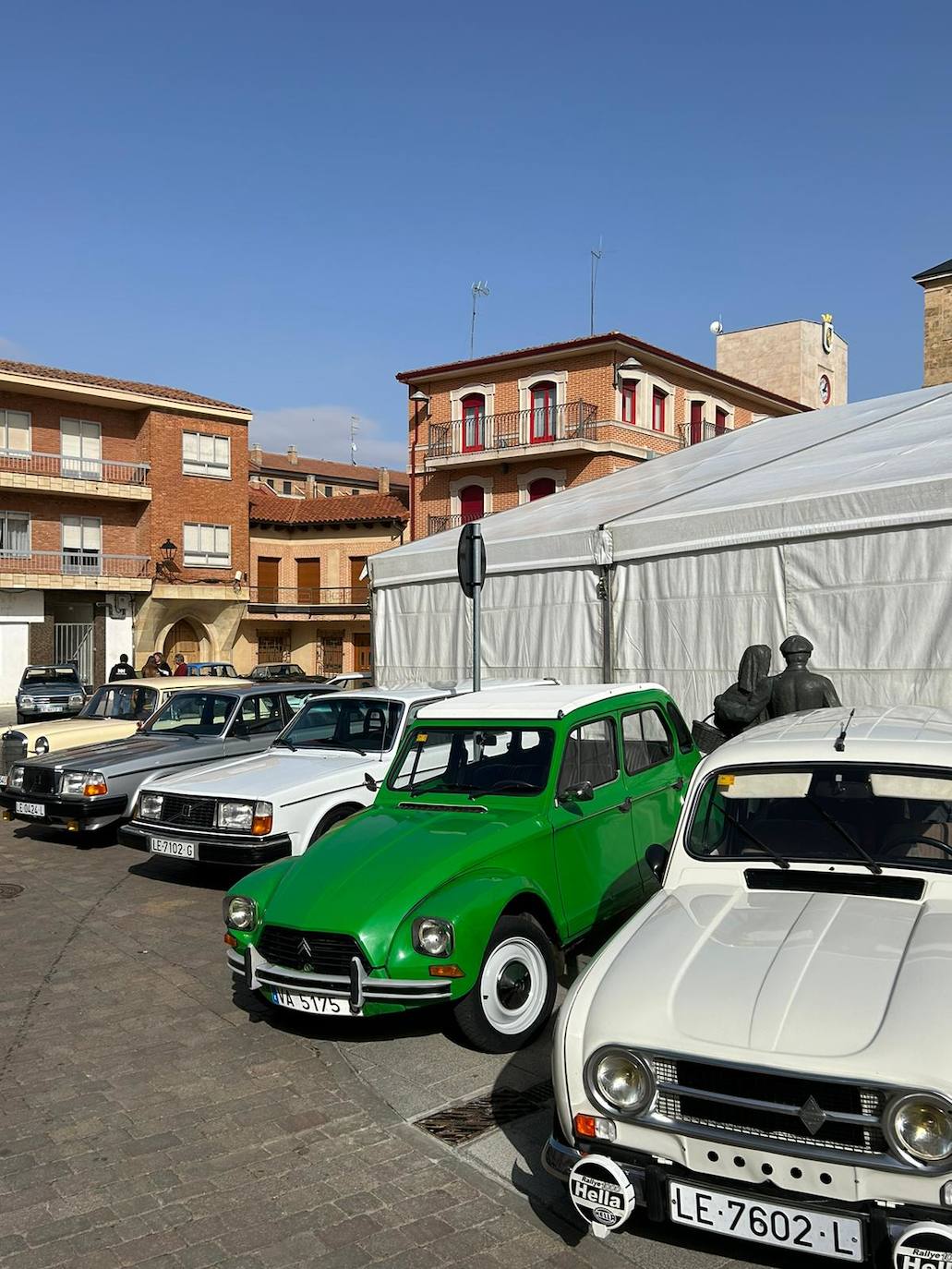 La 102ª Feria de Febrero ha tocado a su fin en una soleada mañana de domingo con miles de personas circulando por las calles de Valencia de Don Juan..