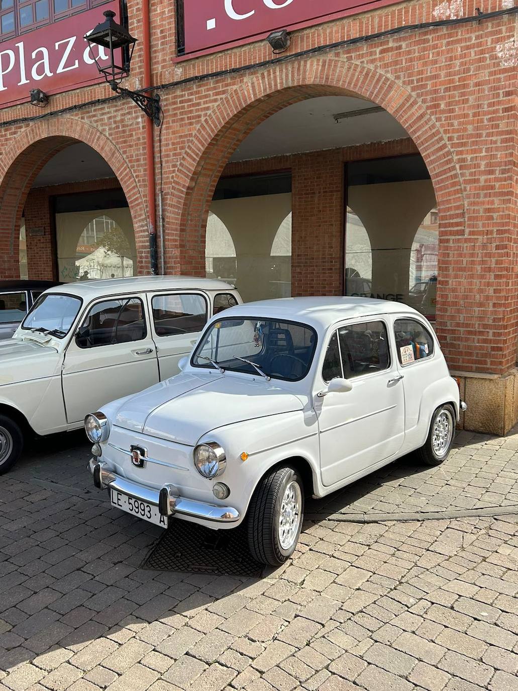 La 102ª Feria de Febrero ha tocado a su fin en una soleada mañana de domingo con miles de personas circulando por las calles de Valencia de Don Juan..