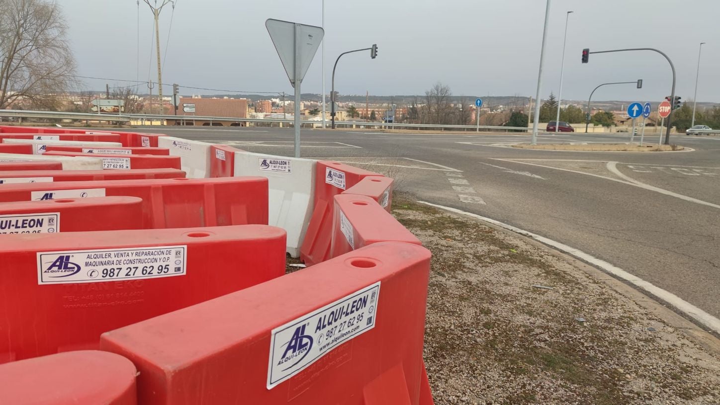 La ejecución de las obras, cuyo inicio es inminente, deberá realizarse en cuatro meses y el resultado final será una rotonda con un radio mínimo interior de 10 metros con dos carriles de circulación y cinco salidas con el fin de calmar el tráfico en ese punto. 