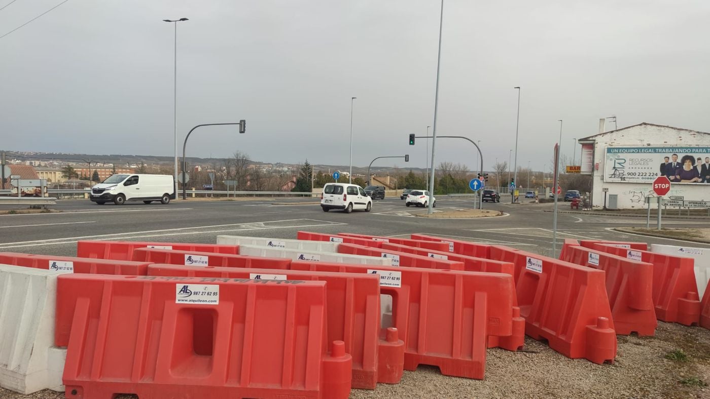 La ejecución de las obras, cuyo inicio es inminente, deberá realizarse en cuatro meses y el resultado final será una rotonda con un radio mínimo interior de 10 metros con dos carriles de circulación y cinco salidas con el fin de calmar el tráfico en ese punto. 