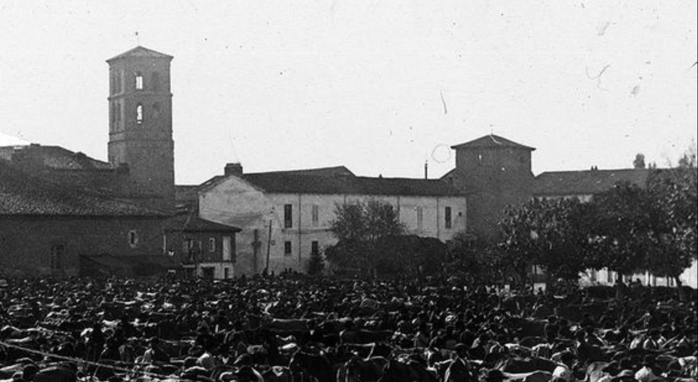 Fotografía de del Archivo de Sanchez Florez de Santo Domingo con Torreón Almanzor a la dereha y entre él y la Iglesia de San Marcelo, con fachada blanda, el Hospital de San Antonio Abad