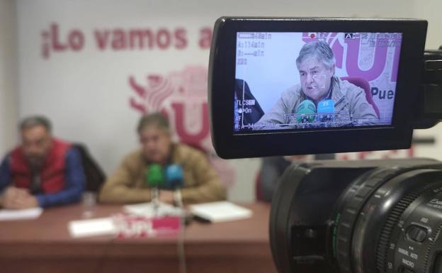 El portavoz de UPL en Garrafe de Torío, Fulgencio Bandera, en rueda de prensa. 