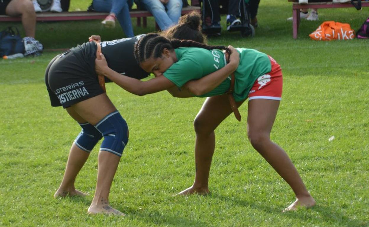 Dos luchadoras durante la celebración de un corro. 