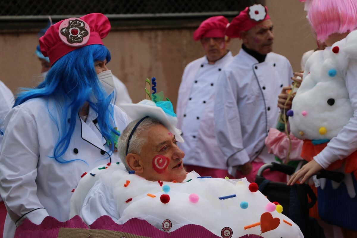 La Bañeza despide el Carnaval con su tradicional desfile que ha congregado a cientos de personas en torno a los disfraces más originales de la provincia.