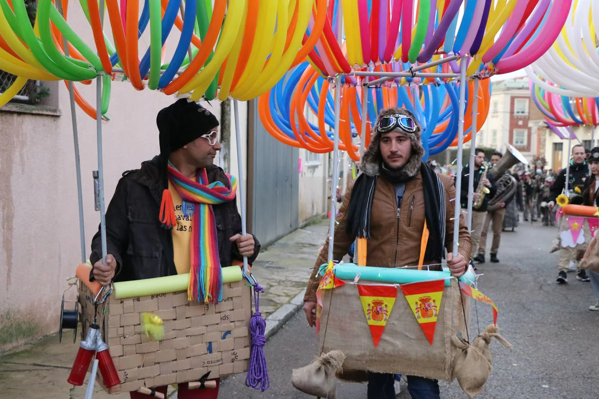 La Bañeza despide el Carnaval con su tradicional desfile que ha congregado a cientos de personas en torno a los disfraces más originales de la provincia.