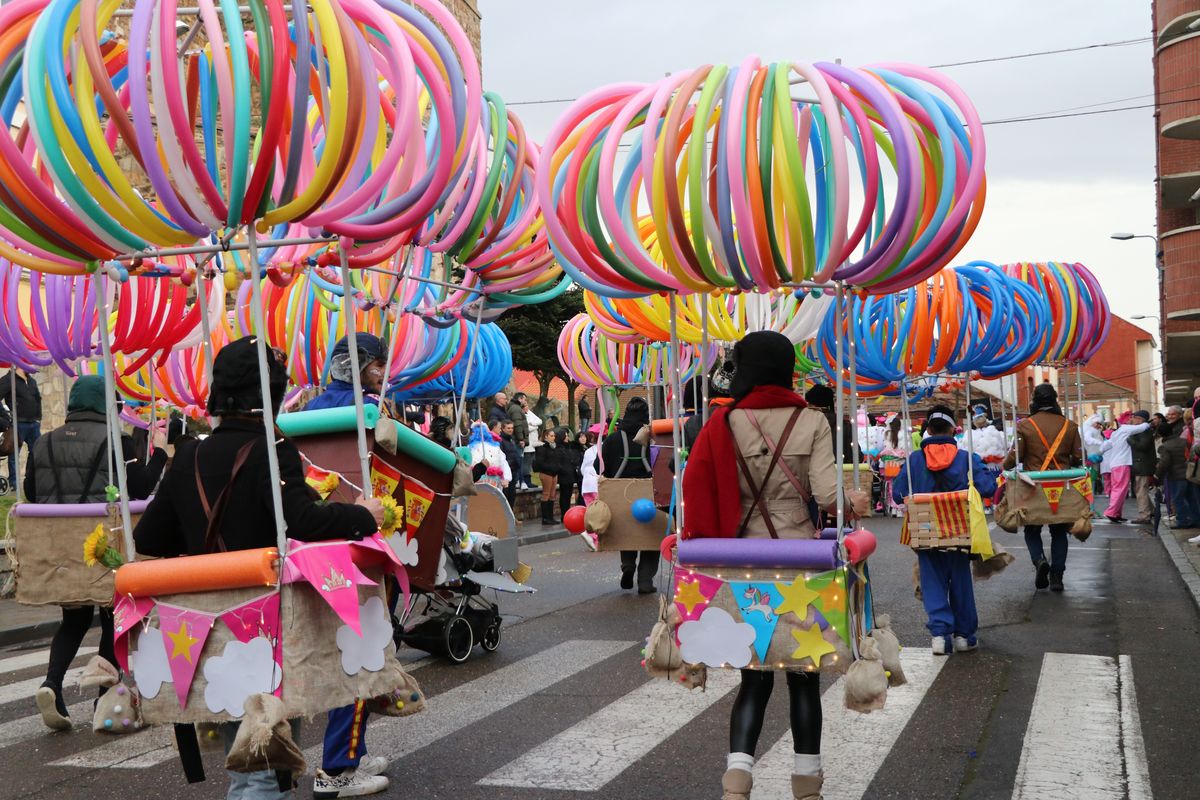 La Bañeza despide el Carnaval con su tradicional desfile que ha congregado a cientos de personas en torno a los disfraces más originales de la provincia.