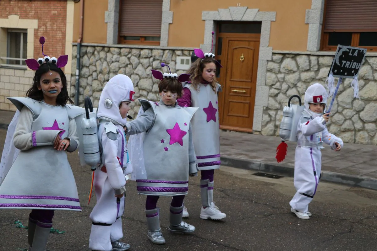 La Bañeza despide el Carnaval con su tradicional desfile que ha congregado a cientos de personas en torno a los disfraces más originales de la provincia.