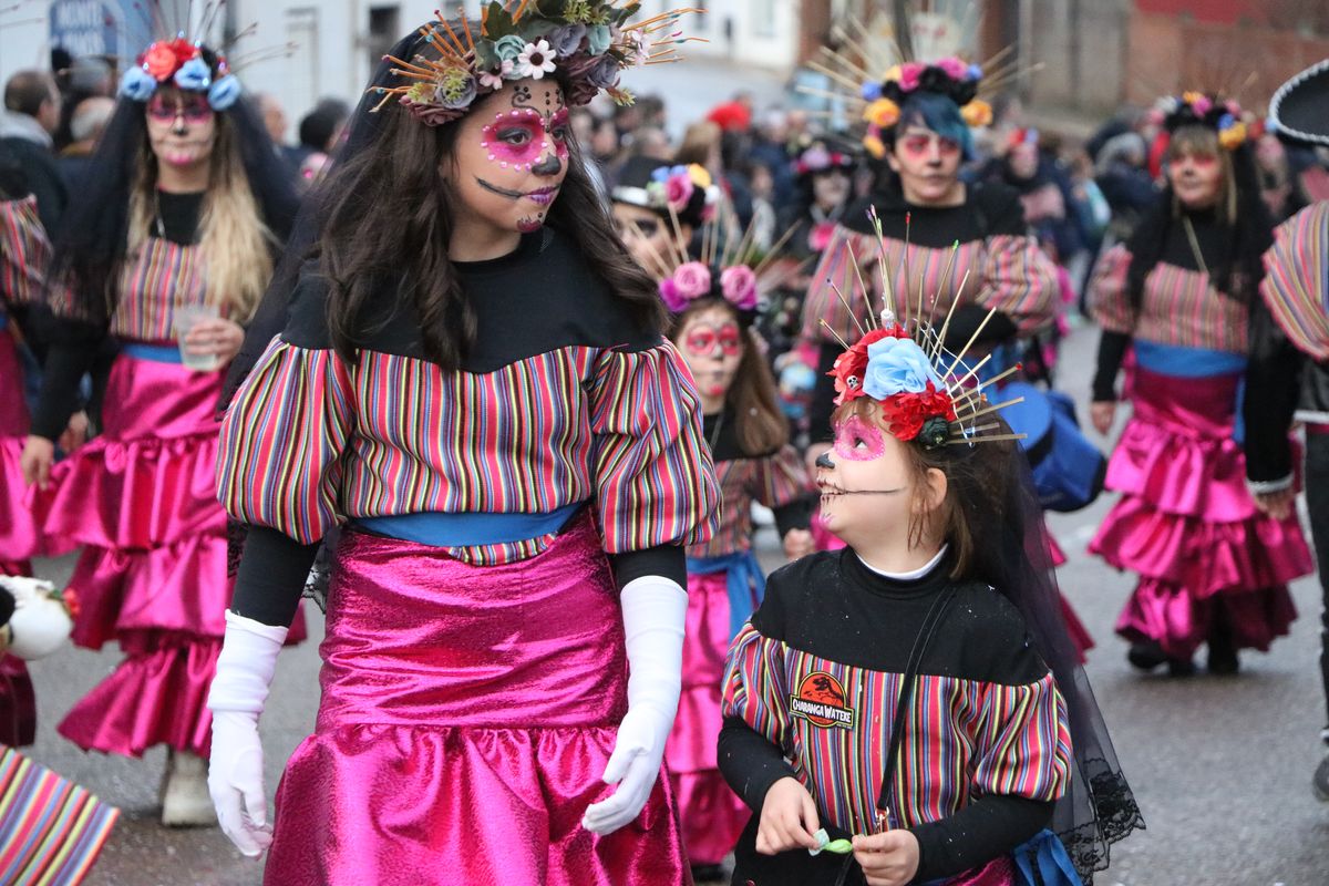 La Bañeza despide el Carnaval con su tradicional desfile que ha congregado a cientos de personas en torno a los disfraces más originales de la provincia.