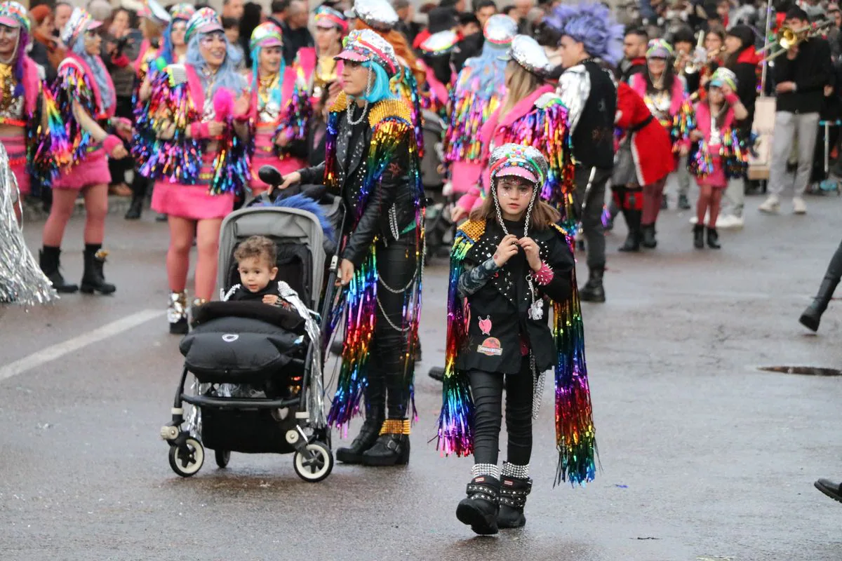 La Bañeza despide el Carnaval con su tradicional desfile que ha congregado a cientos de personas en torno a los disfraces más originales de la provincia.