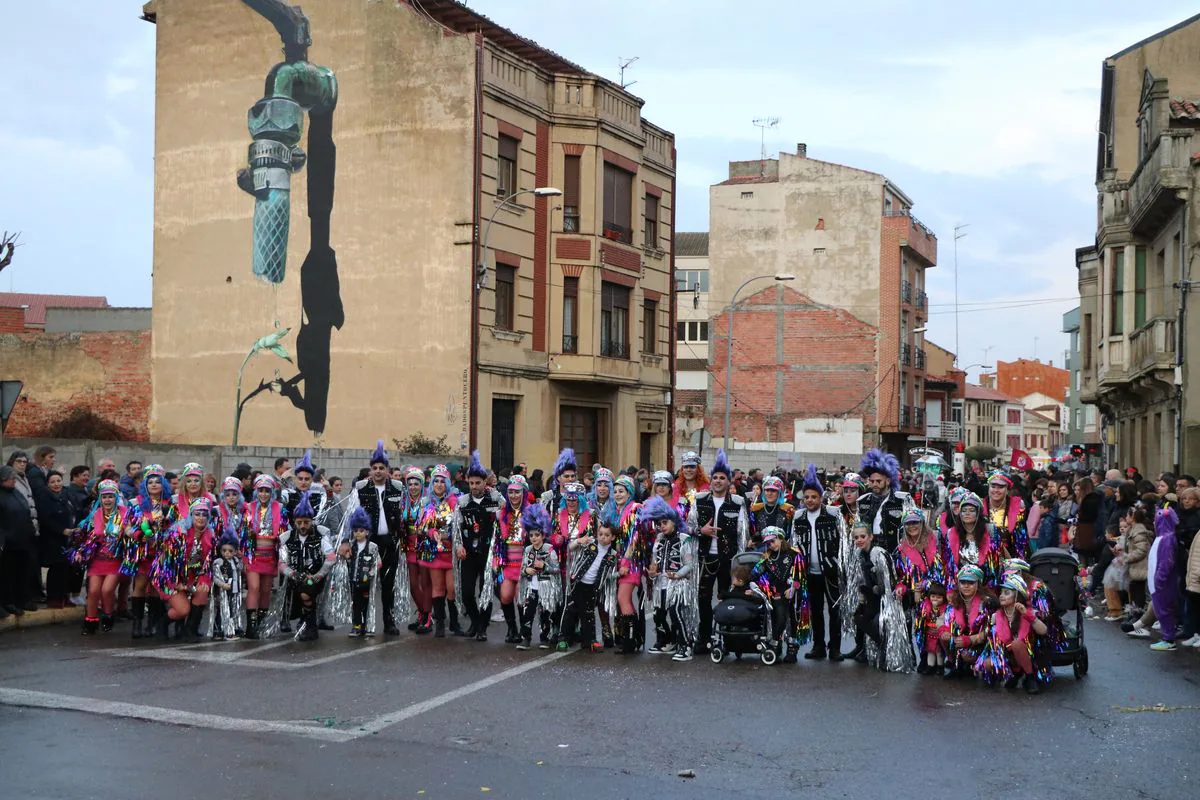 La Bañeza despide el Carnaval con su tradicional desfile que ha congregado a cientos de personas en torno a los disfraces más originales de la provincia.