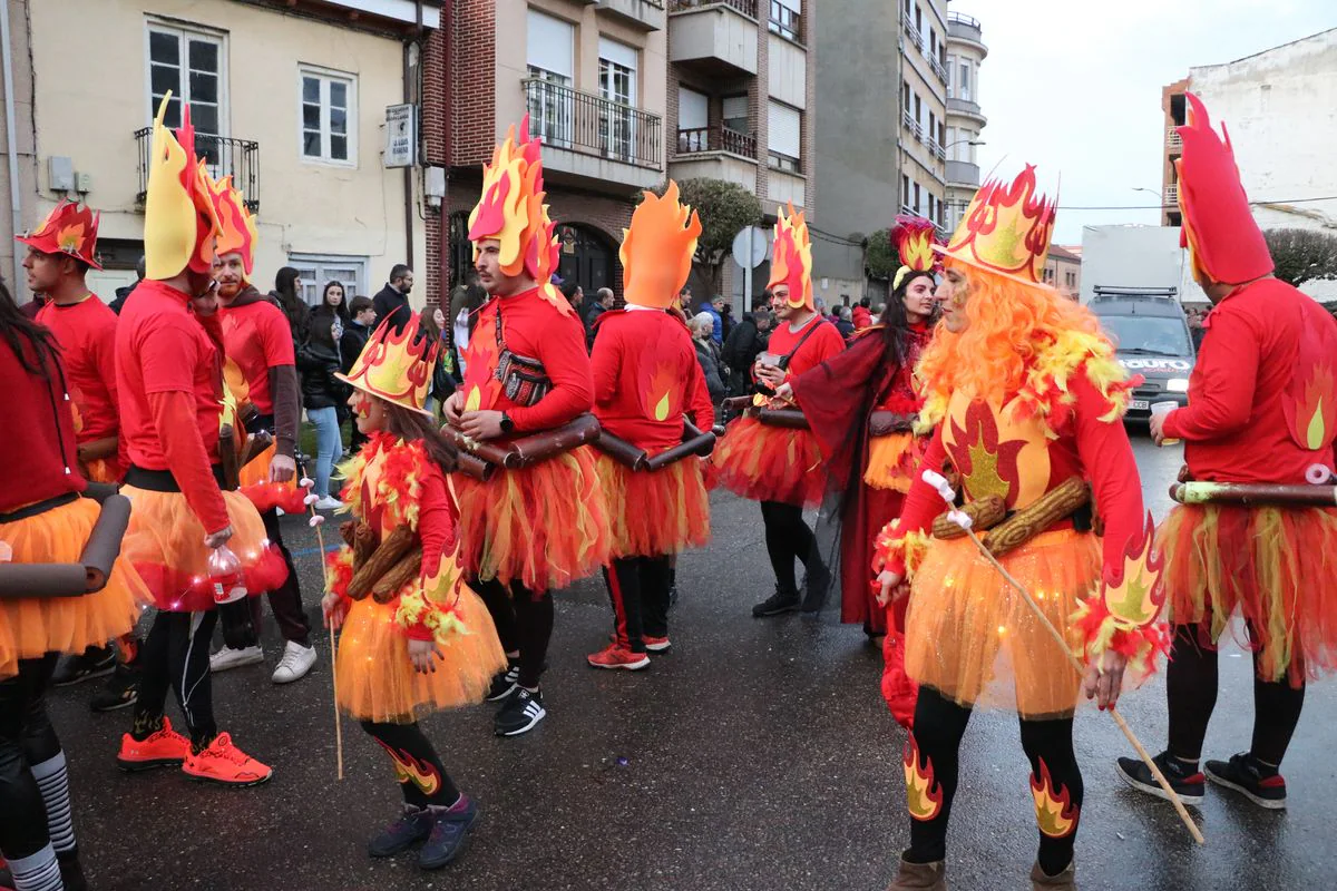 La Bañeza despide el Carnaval con su tradicional desfile que ha congregado a cientos de personas en torno a los disfraces más originales de la provincia.