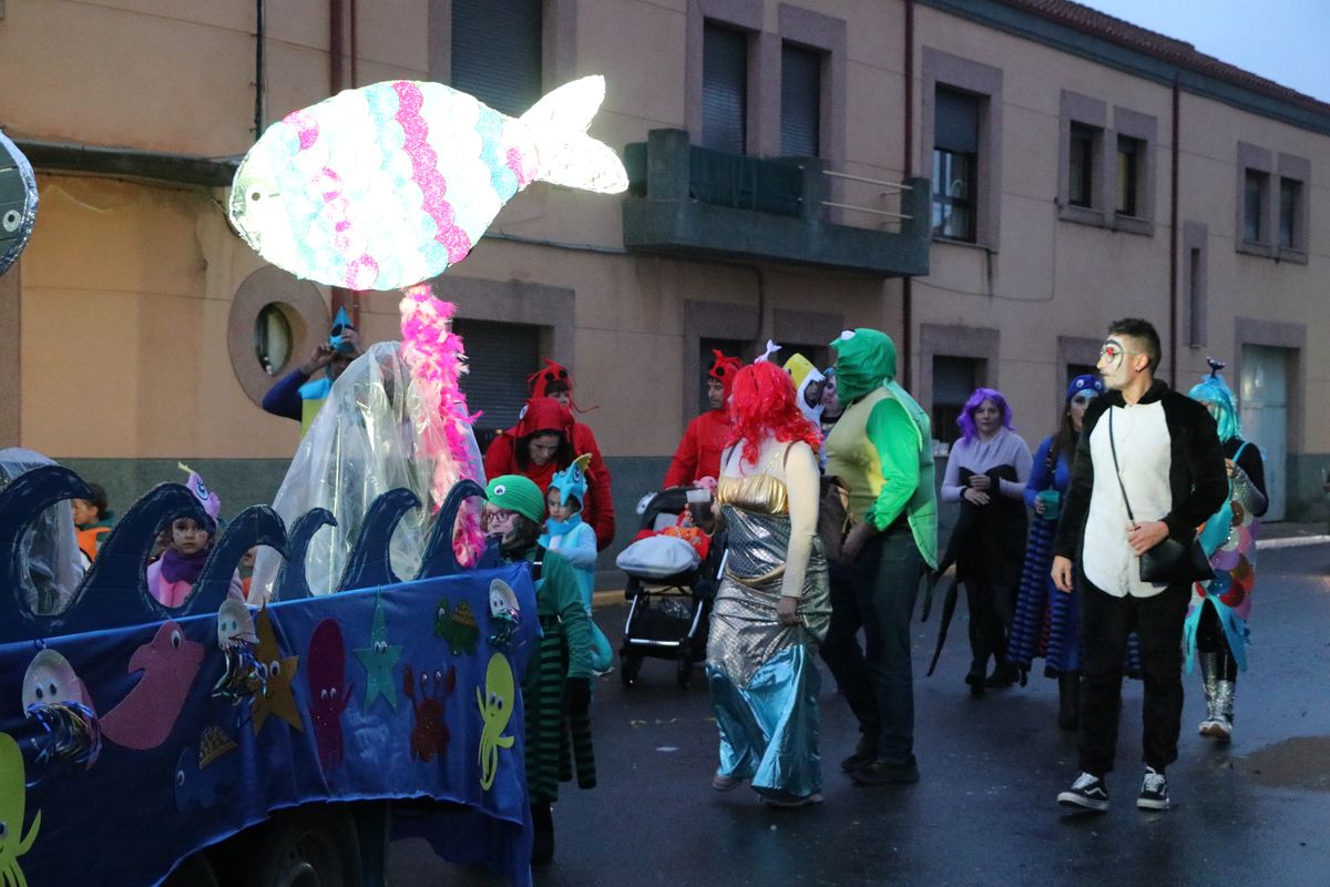 La Bañeza despide el Carnaval con su tradicional desfile que ha congregado a cientos de personas en torno a los disfraces más originales de la provincia.