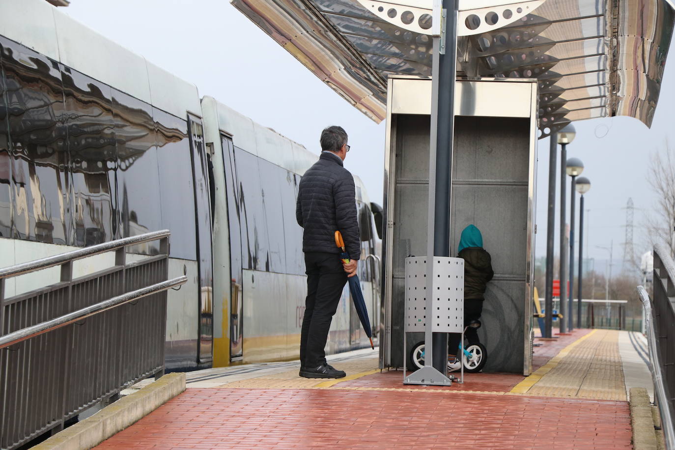 Los trenes de Feve que en su diseño inicial son incapaces de pasar por los túneles de las vías de ancho métrico en Asturias y Cantabria por normativa de seguridad (la actual obliga a una mayor distancia del gálibo) son solo la punta del iceberg en los escándalos que afectan a la compañía Feve. En realidad ese no es el primer error de envergadura que acompaña a Feve, que tiene en León uno de sus problemas más graves y de mayor calado a nivel estructural.