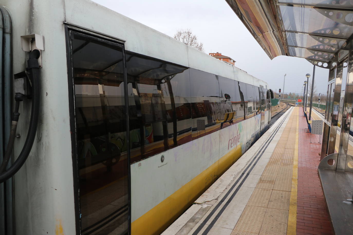 Los trenes de Feve que en su diseño inicial son incapaces de pasar por los túneles de las vías de ancho métrico en Asturias y Cantabria por normativa de seguridad (la actual obliga a una mayor distancia del gálibo) son solo la punta del iceberg en los escándalos que afectan a la compañía Feve. En realidad ese no es el primer error de envergadura que acompaña a Feve, que tiene en León uno de sus problemas más graves y de mayor calado a nivel estructural.