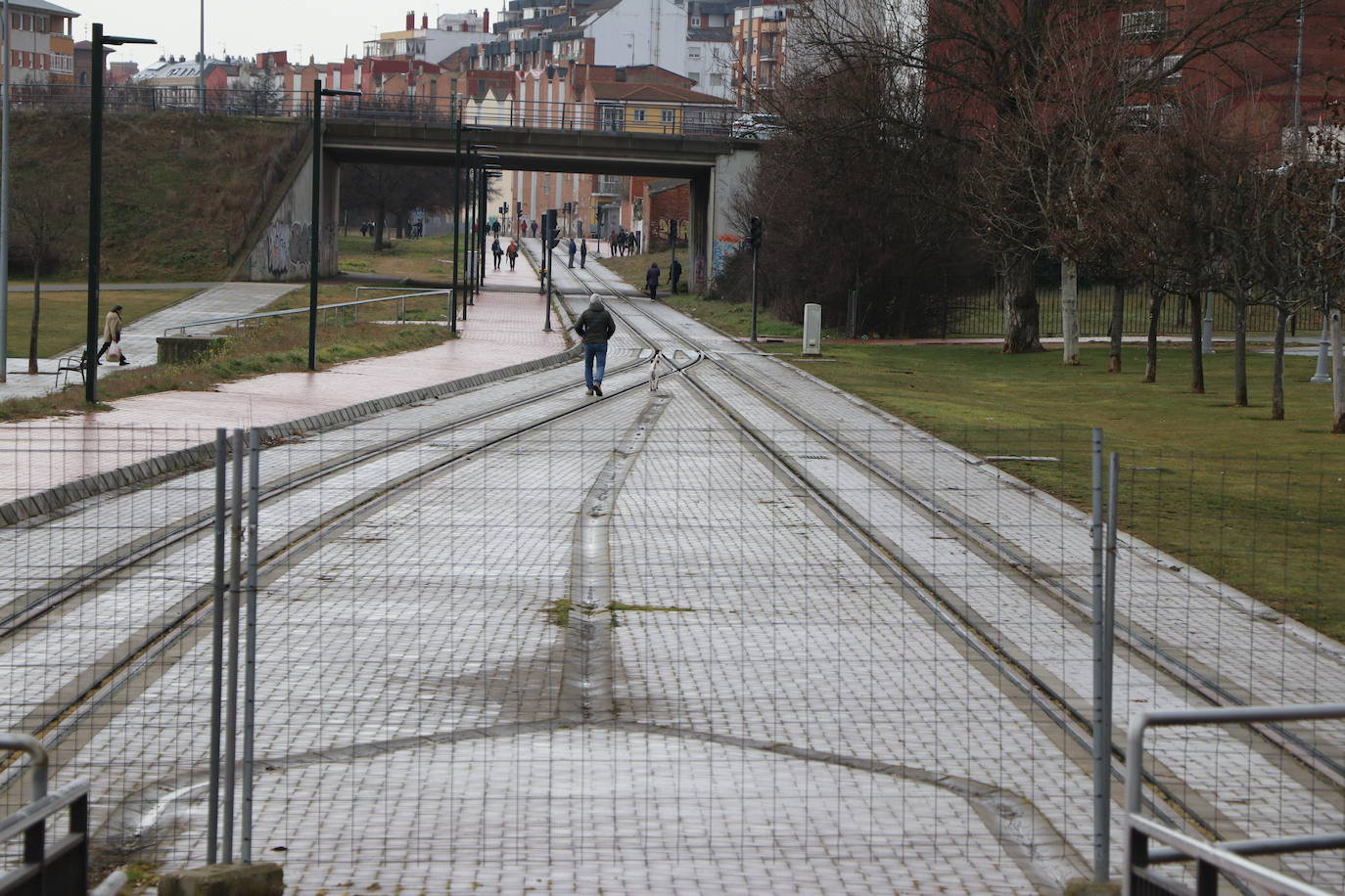 Los trenes de Feve que en su diseño inicial son incapaces de pasar por los túneles de las vías de ancho métrico en Asturias y Cantabria por normativa de seguridad (la actual obliga a una mayor distancia del gálibo) son solo la punta del iceberg en los escándalos que afectan a la compañía Feve. En realidad ese no es el primer error de envergadura que acompaña a Feve, que tiene en León uno de sus problemas más graves y de mayor calado a nivel estructural.