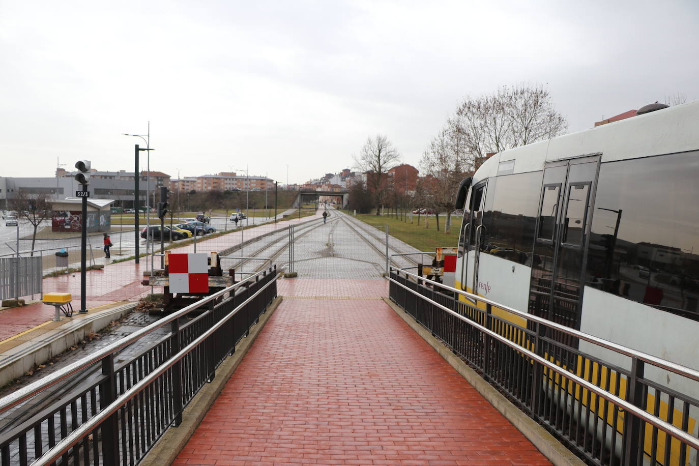 Los trenes de Feve que en su diseño inicial son incapaces de pasar por los túneles de las vías de ancho métrico en Asturias y Cantabria por normativa de seguridad (la actual obliga a una mayor distancia del gálibo) son solo la punta del iceberg en los escándalos que afectan a la compañía Feve. En realidad ese no es el primer error de envergadura que acompaña a Feve, que tiene en León uno de sus problemas más graves y de mayor calado a nivel estructural.