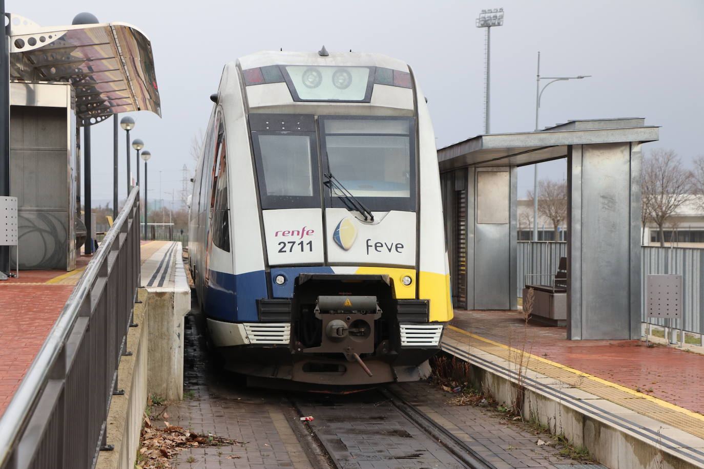 Los trenes de Feve que en su diseño inicial son incapaces de pasar por los túneles de las vías de ancho métrico en Asturias y Cantabria por normativa de seguridad (la actual obliga a una mayor distancia del gálibo) son solo la punta del iceberg en los escándalos que afectan a la compañía Feve. En realidad ese no es el primer error de envergadura que acompaña a Feve, que tiene en León uno de sus problemas más graves y de mayor calado a nivel estructural.