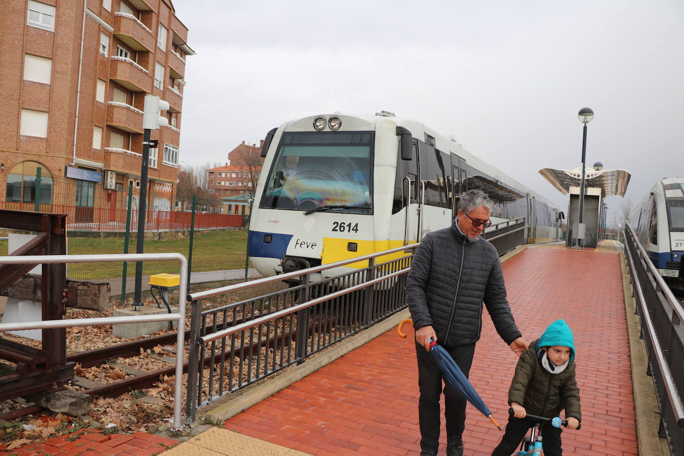 Los trenes de Feve que en su diseño inicial son incapaces de pasar por los túneles de las vías de ancho métrico en Asturias y Cantabria por normativa de seguridad (la actual obliga a una mayor distancia del gálibo) son solo la punta del iceberg en los escándalos que afectan a la compañía Feve. En realidad ese no es el primer error de envergadura que acompaña a Feve, que tiene en León uno de sus problemas más graves y de mayor calado a nivel estructural.