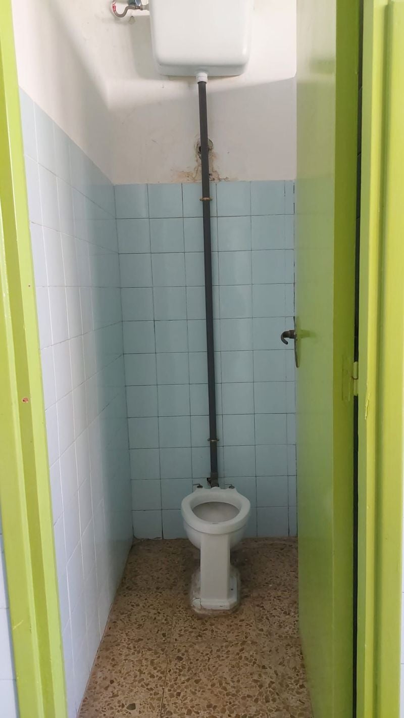 Padres y madres del colegio Teodoro Martínez Gadañón exigen mejoras en el centro educativo. Denuncian que el edificio cumple medio siglo de vida y algunas de aus instalaciones no han sido reformadas desde entonces. 