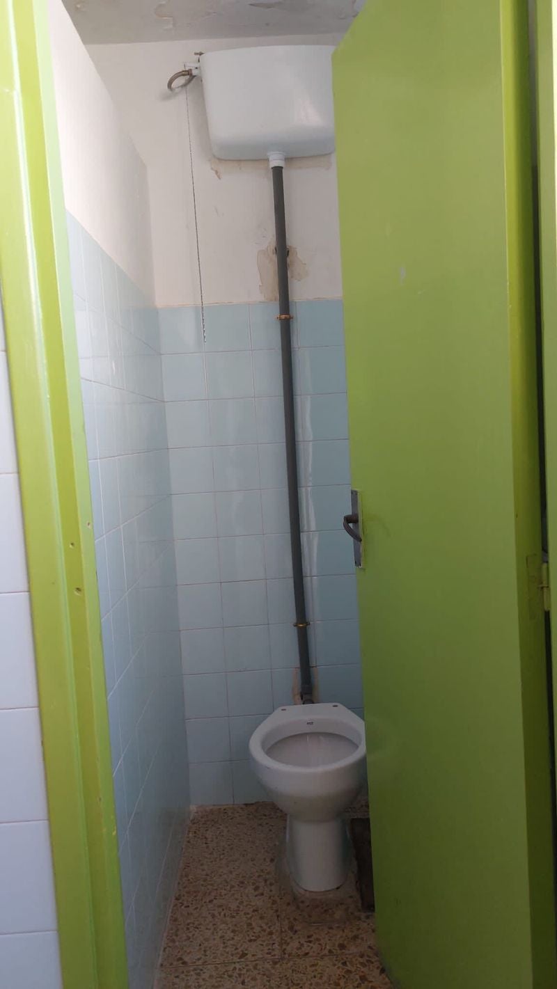 Padres y madres del colegio Teodoro Martínez Gadañón exigen mejoras en el centro educativo. Denuncian que el edificio cumple medio siglo de vida y algunas de aus instalaciones no han sido reformadas desde entonces. 