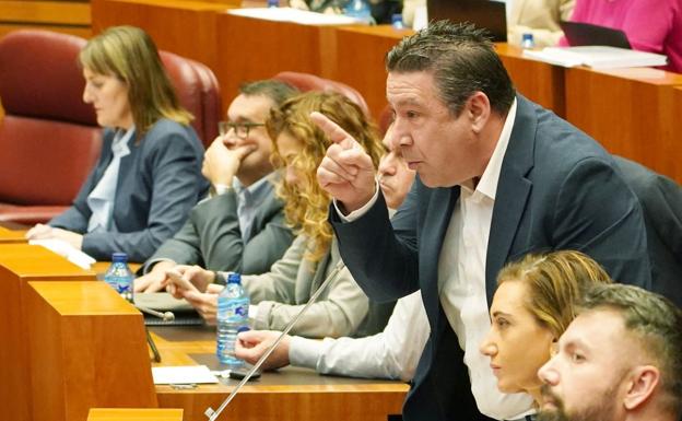 Luis Mariano Santos, este martes, durante su intervención en el pleno de las Cortes. 