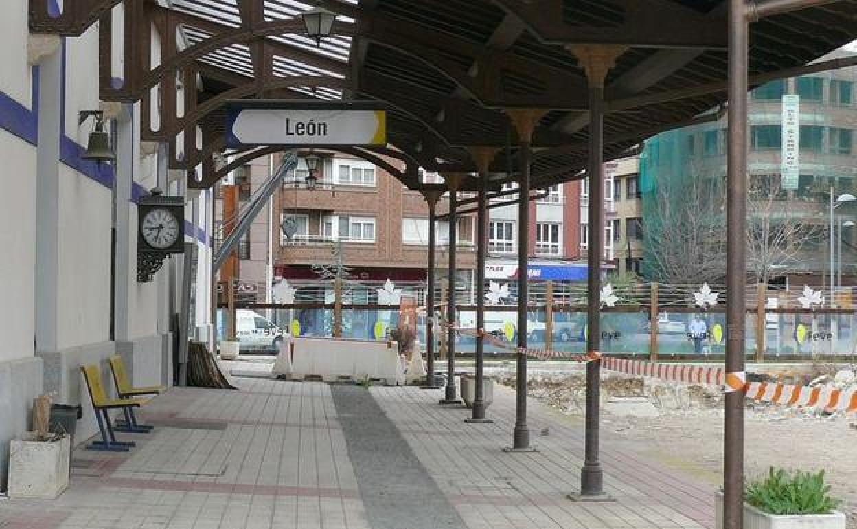 La estación de Matallana, en León capital, sigue a la espera de volver a recibir trenes tras diez años sin circulación y en desuso.