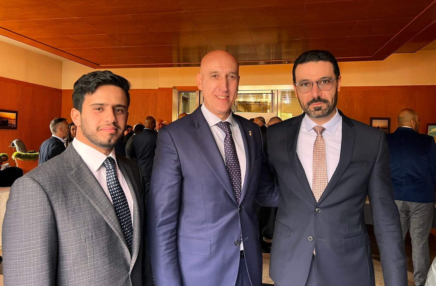 José Antonio Díez acude a la recepción oficial del país árabe invitado por el embajador kuwaití en España, Ayadah M. Alsaidi. El alcalde mantiene un nuevo encuentro con representantes de Catar con el fin de avanzar en la misión comercial que desde León llegará a ese país.