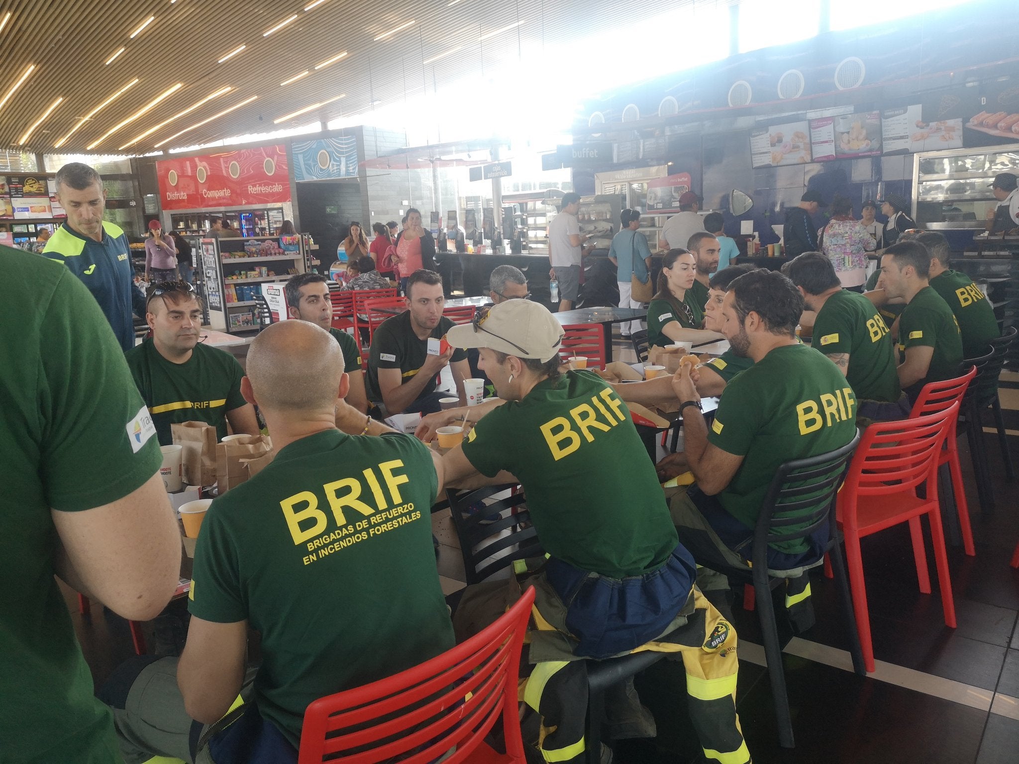 Seis bomberos forestales de la BRIF de Tabuyo partieron hace 12 días para combatir el incendio en Chile. Allí han luchado contra los diferentes focos de un incendio histórico. De regreso a España remarcan la importancia de una experiencia «inolvidable». 