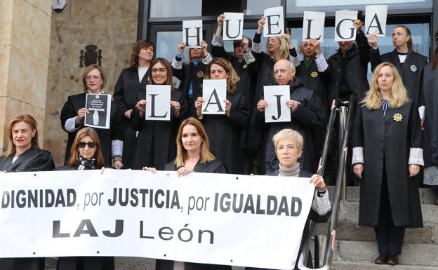 Los letrados de la administración de justicia de León cumplen un mes de huelga indefinida.