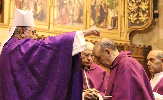 Galería. El obispo de León impone la ceniza al resto de sacerdotes.