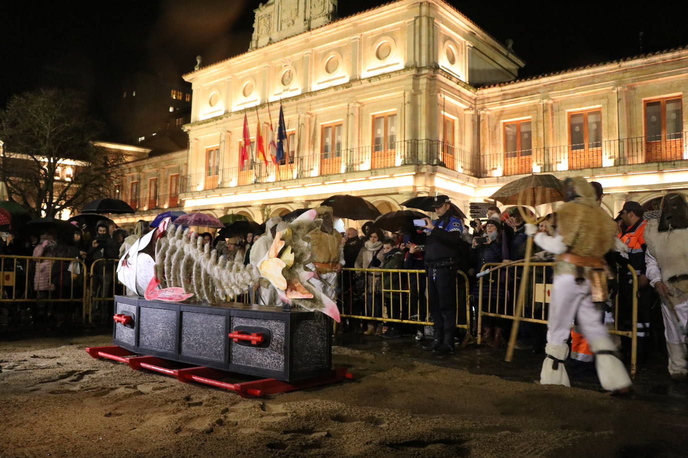La triste cita final con doña Sardina inunda de dolor y pena a los leoneses, que lloran el fin del Carnaval.