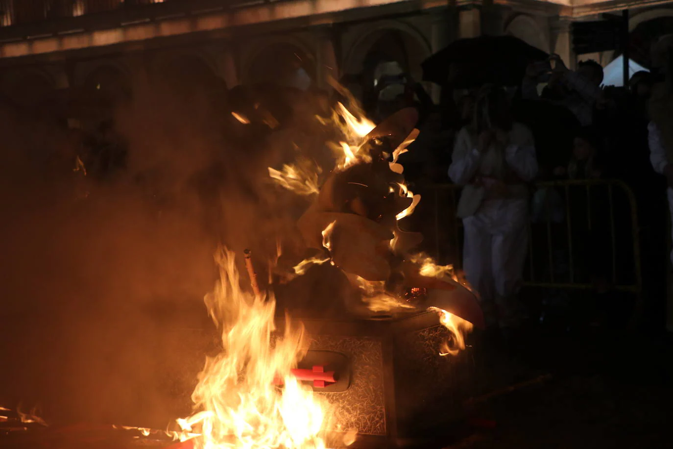 La triste cita final con doña Sardina inunda de dolor y pena a los leoneses, que lloran el fin del Carnaval.