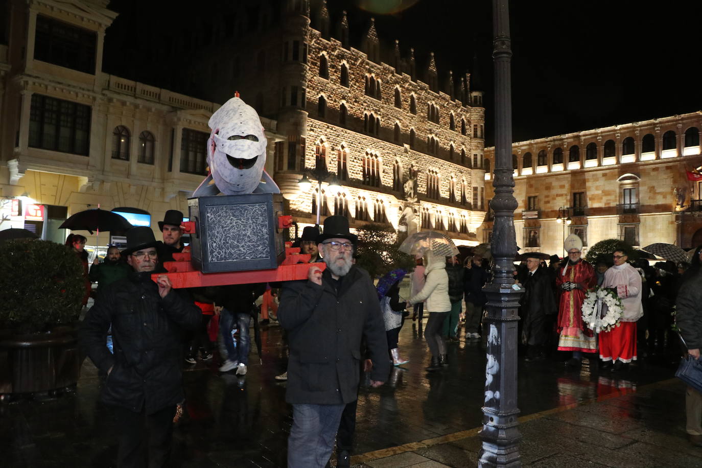 La triste cita final con doña Sardina inunda de dolor y pena a los leoneses, que lloran el fin del Carnaval.