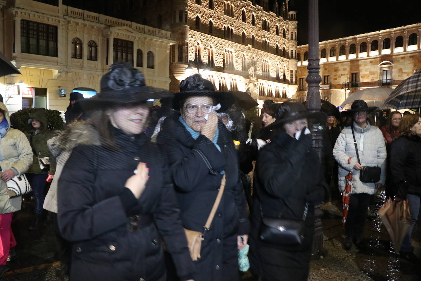 La triste cita final con doña Sardina inunda de dolor y pena a los leoneses, que lloran el fin del Carnaval.