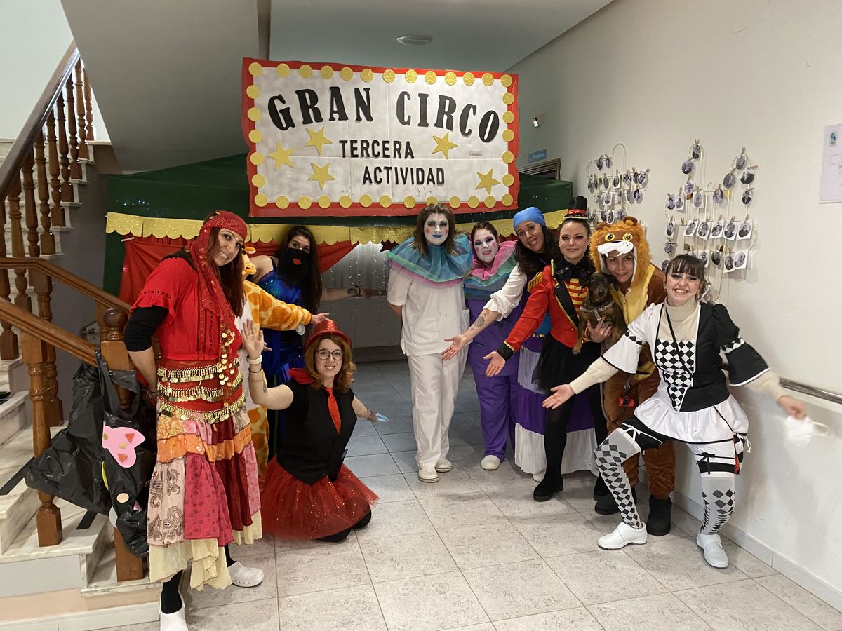 Los usuarios y trabajadores de Tercera Actividad de Valdelafuente se visten de Circo por Carnaval