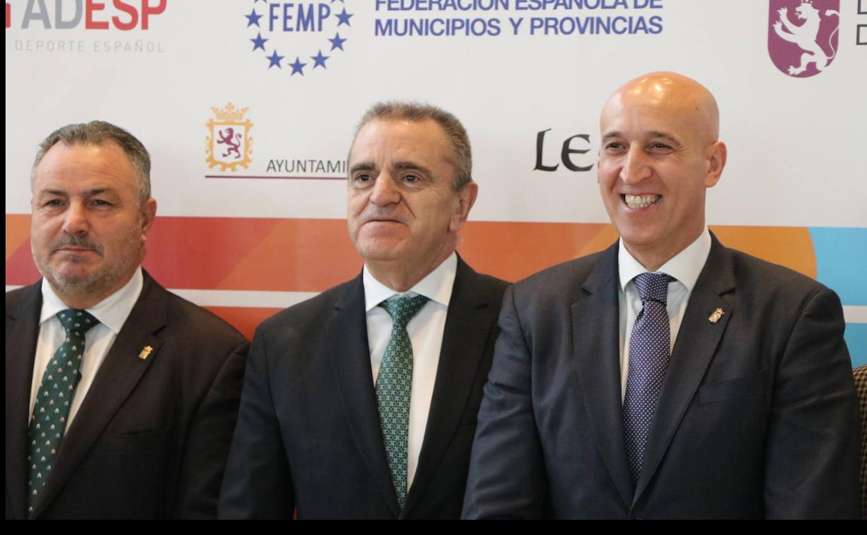 Eduardo Morán, José Manuel Franco y José Antonio Deiz en la inauguración del congreso.