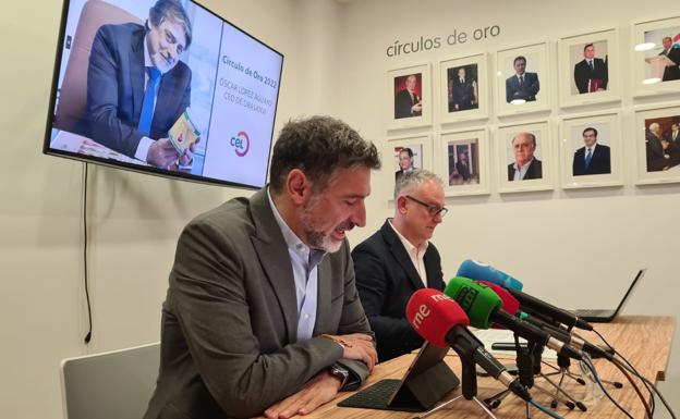 El presidente del CEL junto a su secretario presentan a la figura sobre la que recae el Círculo de Oro 2022.