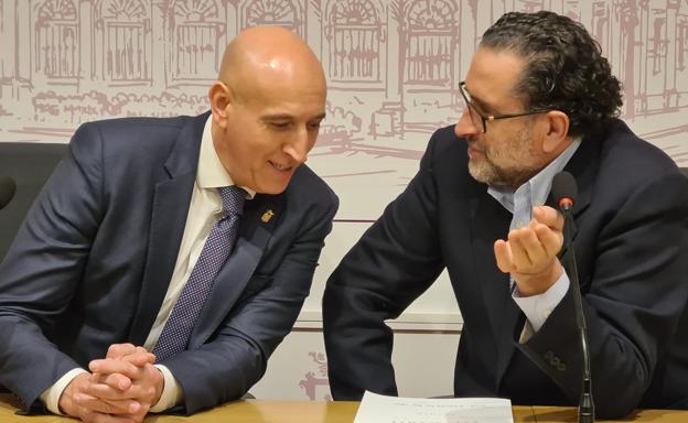 El alcalde de León conversa con el arquitecto municipal.