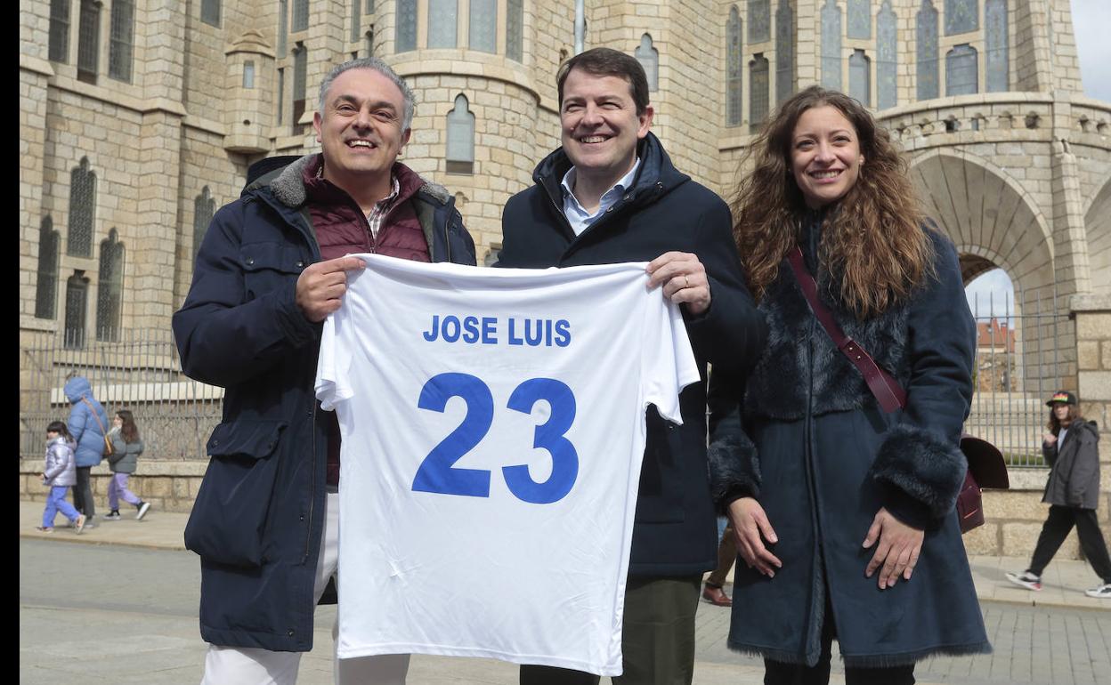 El presidente de la comunidad junto a la delegada en León y el candidato a la alcaldía de Astorga.