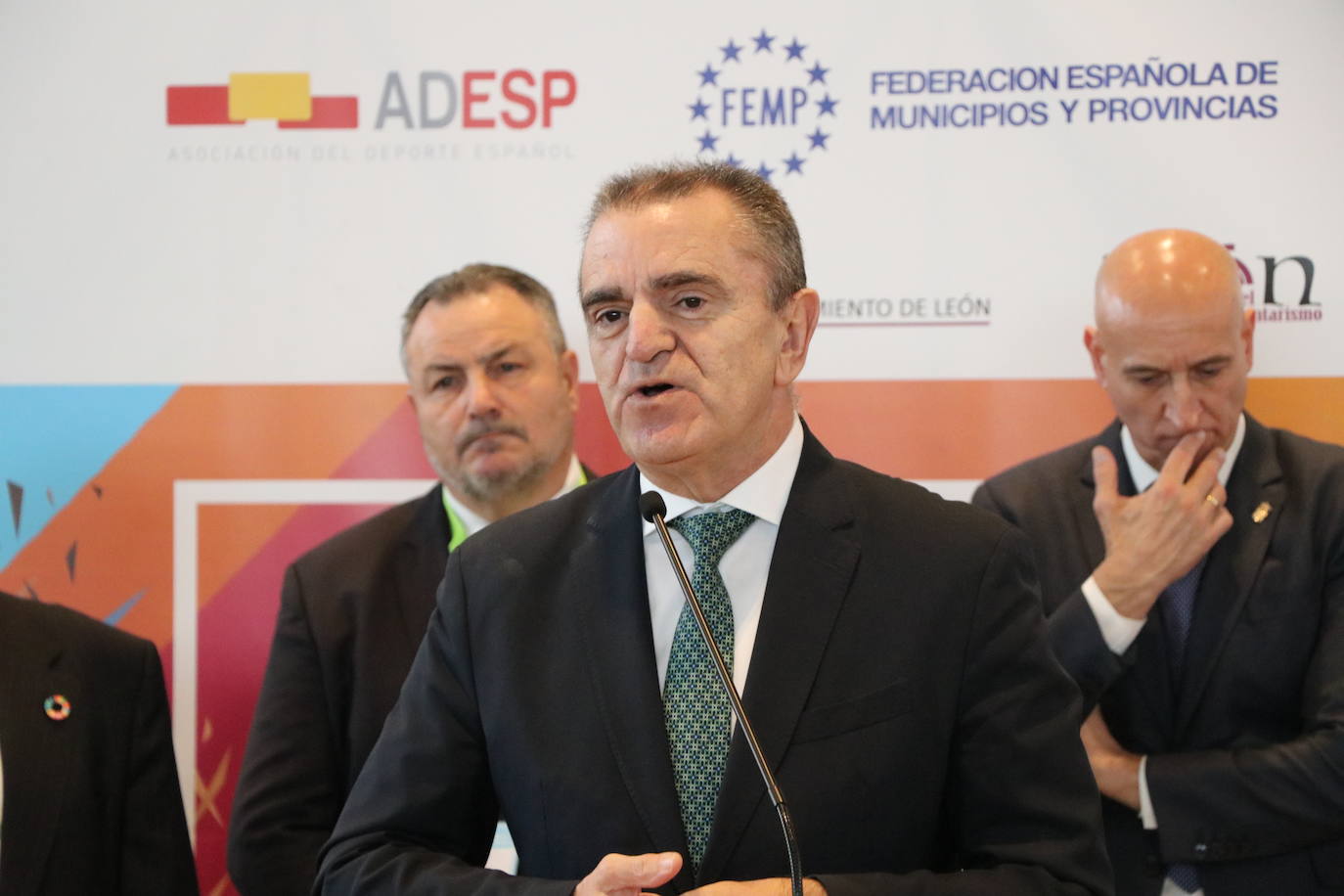 Inauguración del I Congreso Nacional de Deporte y Municipalismo a cargo del secretario de Estado para el Deporte y Presidente del Consejo Superior de Deportes, José Manuel Franco; el presidente del Comité Olímpico Español, Alejandro Blanco; el presidente de la Diputación de León, Eduardo Morán; el alcalde de León, José Antonio Diez; el presidente de la Asociación del Deporte Español, José Hidalgo y el secretario general de la Federación Española de Municipios y Provincias, Carlos Daniel Casares