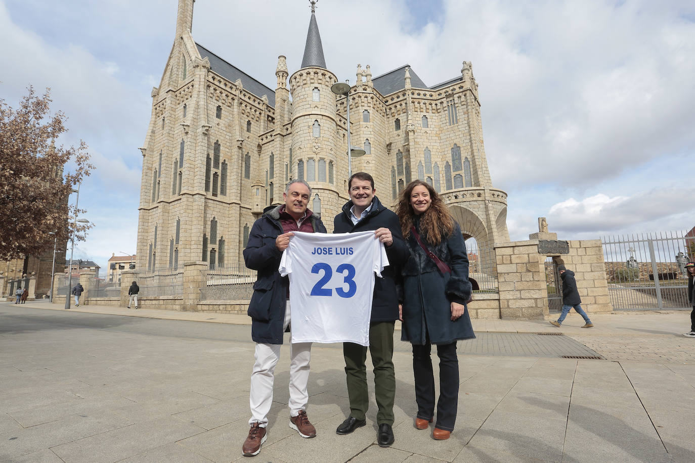 El Presidente del Partido Popular de Castilla y León, Alfonso Fernández Mañueco, visita Astorga junto al candidato a la Alcaldía del municipio, José Luis Nieto y junto a la presidenta del PP de León, Ester Muñoz.