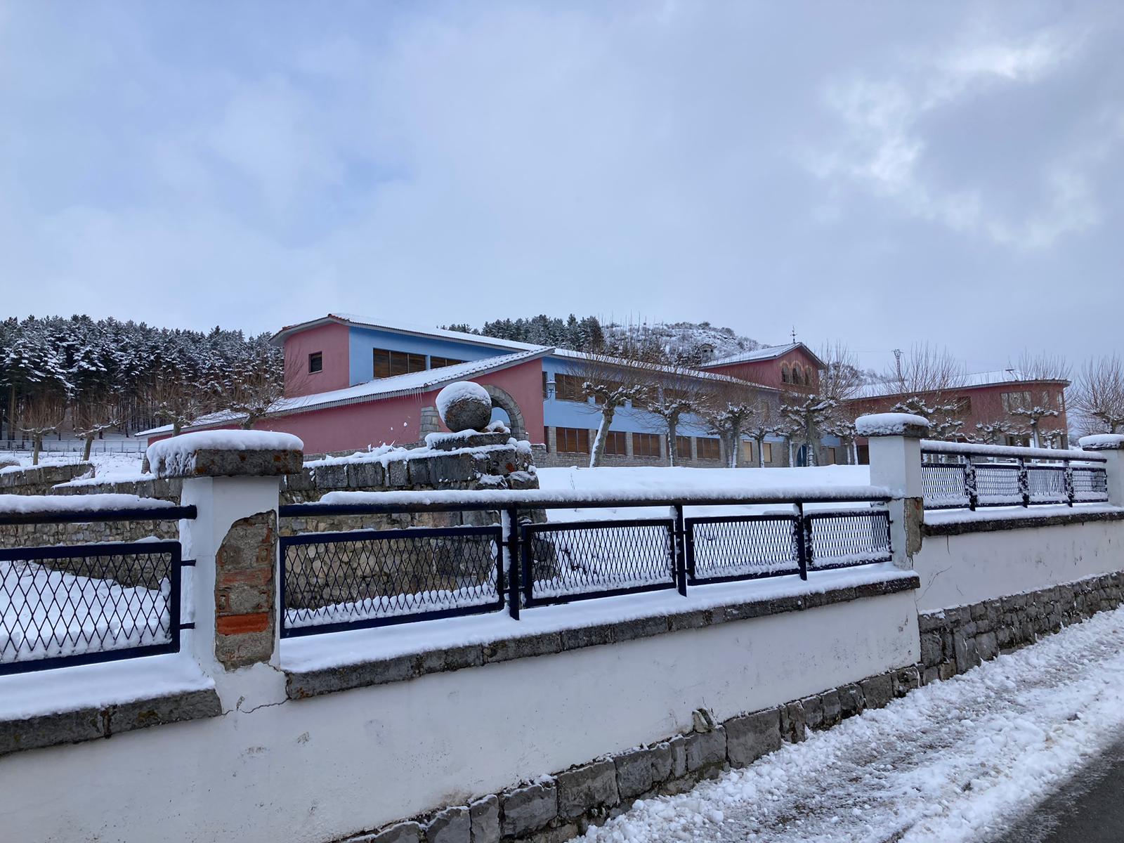 Las provincias de Burgos, Palencia, Soria, Valladolid, Segovia y Zamora; además de zonas de meseta y montaña de Salamanca y Ávila, la cordillera cantábrica de León y la comarca de El Bierzo tienen activo este jueves -desde la medianoche- avisos por nevadas, que serán de riesgo importante en el norte de las provincias burgalesa y soriana. Los avisos se encuentran activos desde la medianoche de este jueves y se mantendrán al menos hasta última hora de la jornada. En las imágenes, diferentes puntos de la provincia bajo la nieve.