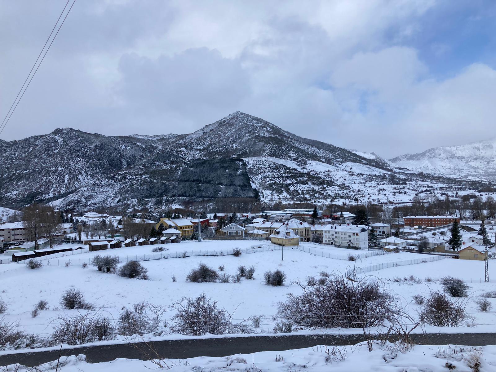 Las provincias de Burgos, Palencia, Soria, Valladolid, Segovia y Zamora; además de zonas de meseta y montaña de Salamanca y Ávila, la cordillera cantábrica de León y la comarca de El Bierzo tienen activo este jueves -desde la medianoche- avisos por nevadas, que serán de riesgo importante en el norte de las provincias burgalesa y soriana. Los avisos se encuentran activos desde la medianoche de este jueves y se mantendrán al menos hasta última hora de la jornada. En las imágenes, diferentes puntos de la provincia bajo la nieve.