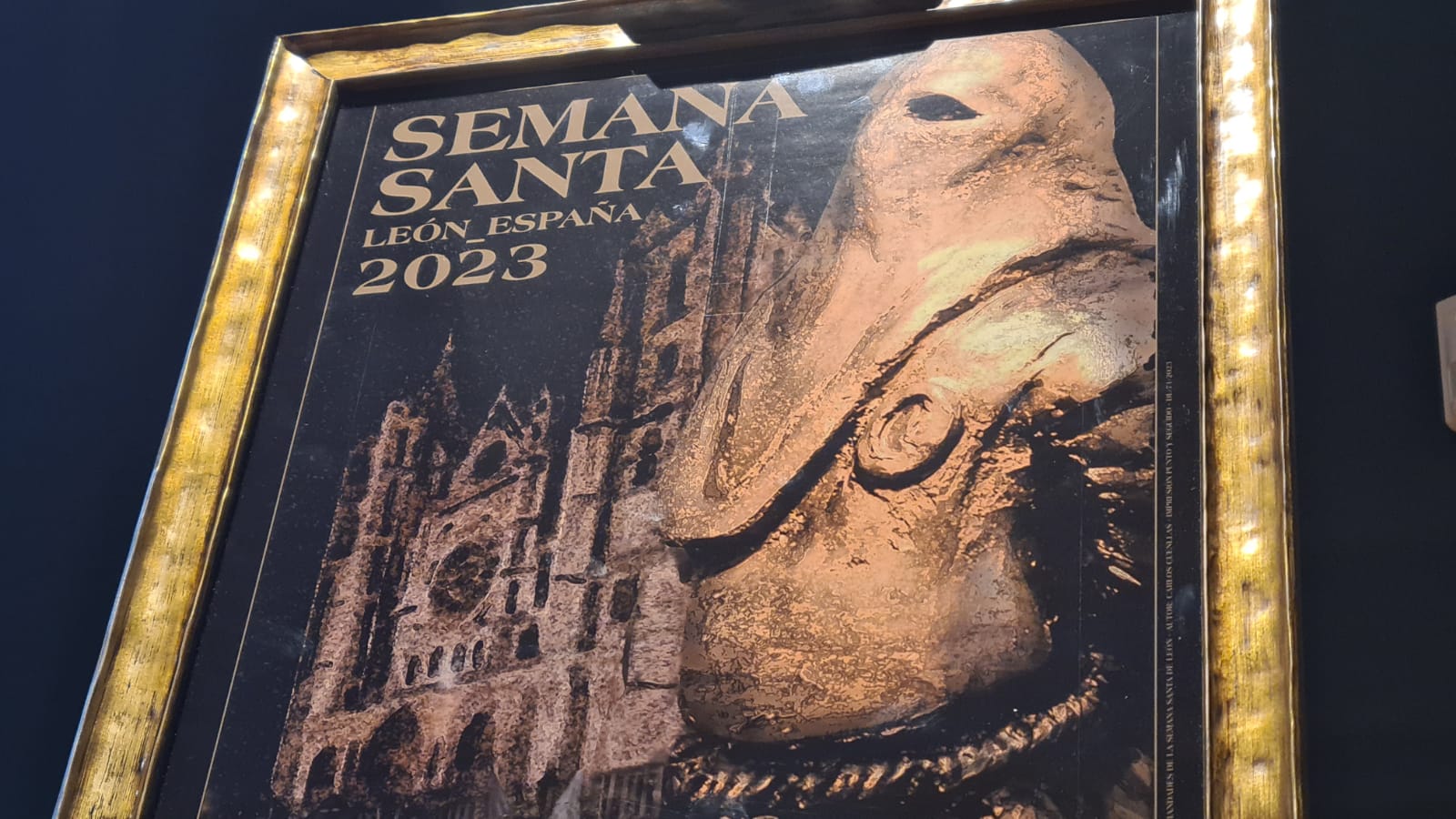 La Semana Santa de León ya tiene cartel anunciador para este 2023, obra del artista Carlos Álvarez Cuenllas, en el que «muchas técnicas» parten «del barro, de lo terrenal; a lo espiritual»