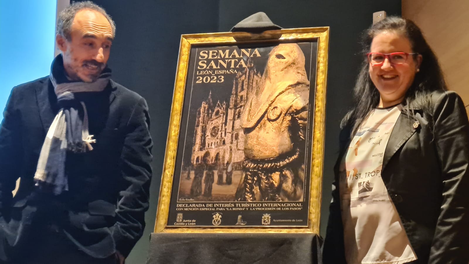 La Semana Santa de León ya tiene cartel anunciador para este 2023, obra del artista Carlos Álvarez Cuenllas, en el que «muchas técnicas» parten «del barro, de lo terrenal; a lo espiritual»