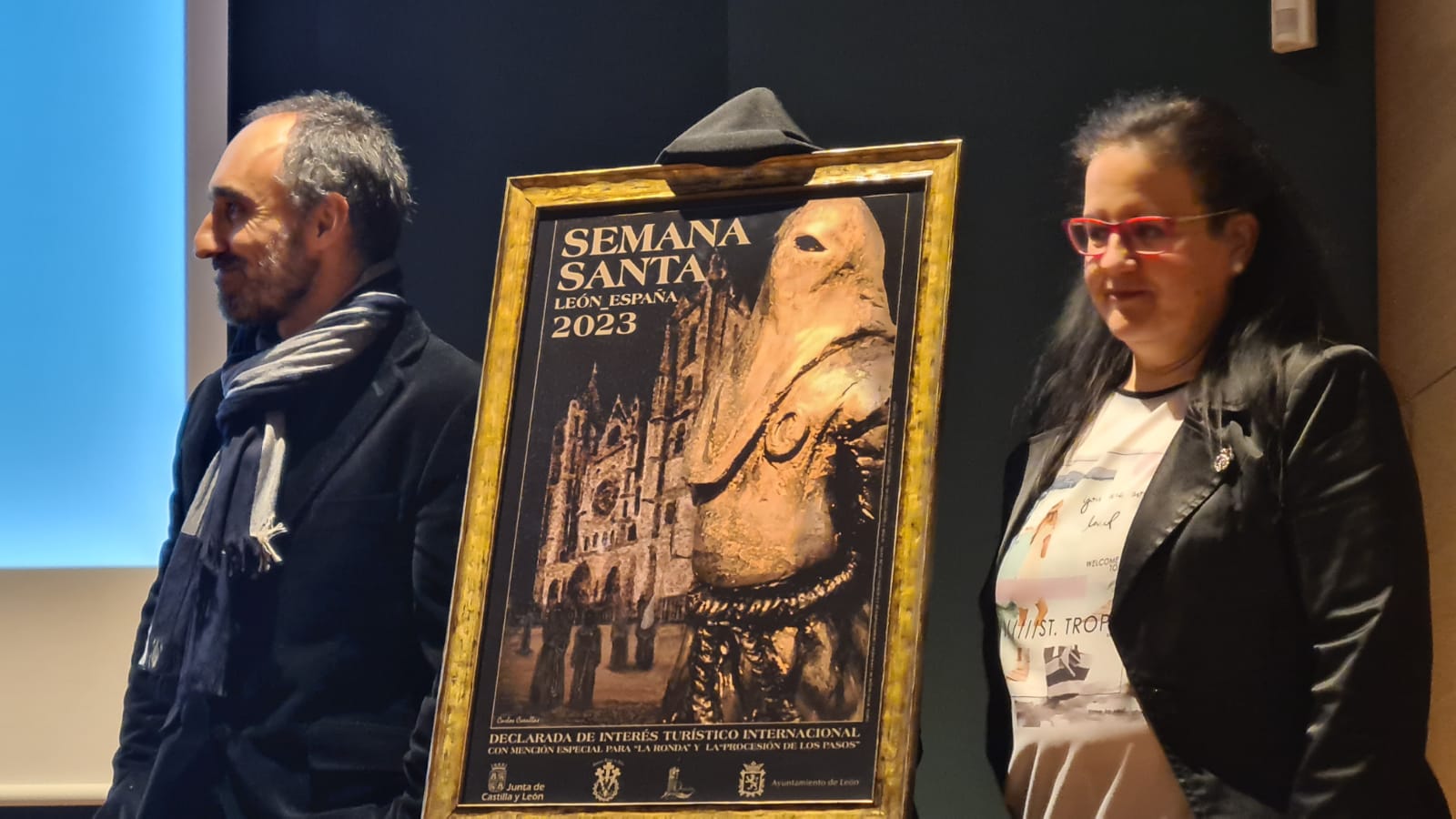 La Semana Santa de León ya tiene cartel anunciador para este 2023, obra del artista Carlos Álvarez Cuenllas, en el que «muchas técnicas» parten «del barro, de lo terrenal; a lo espiritual»