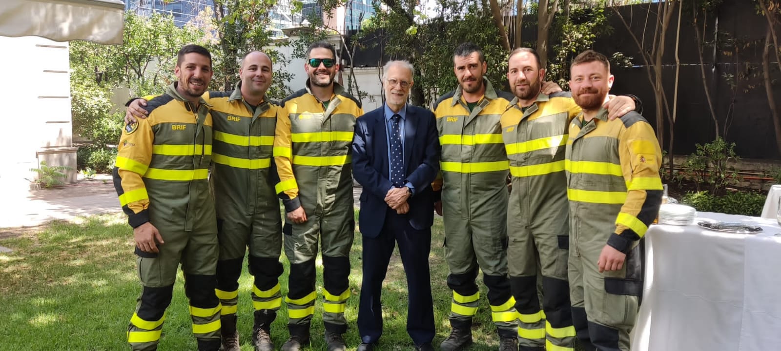 Seis bomberos forestales de la BRIF de Tabuyo partieron hace 12 días para combatir el incendio en Chile. Allí han luchado contra los diferentes focos de un incendio histórico. De regreso a España remarcan la importancia de una experiencia «inolvidable». 